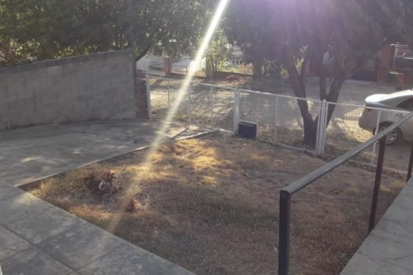 CASA CON PARQUE EN BARRIO SOL Y RIO