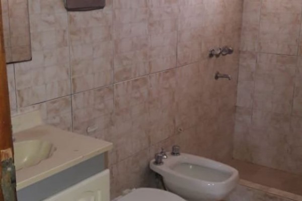 CASA CON PARQUE EN BARRIO SOL Y RIO