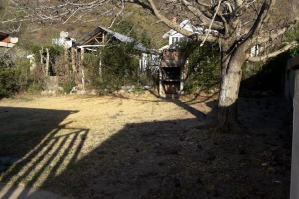 CASA CON PARQUE EN BARRIO SOL Y RIO