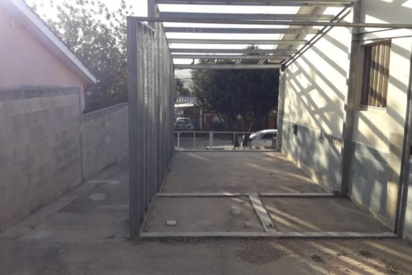 CASA CON PARQUE EN BARRIO SOL Y RIO