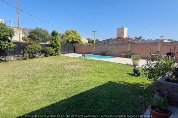 CHALET PARA 6 PERSONAS CON PARQUE - PILETA - COCHERA, A METROS DEL LAGO