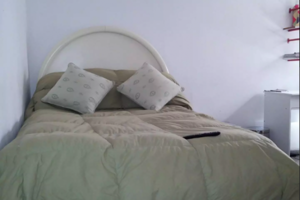 CHALET PARA 6 PERSONAS CON PARQUE - PILETA - COCHERA, A METROS DEL LAGO