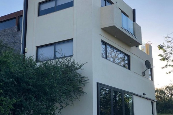 HERMOSA CASA EN BARRIO CERRADO DE MONTAÑA CON PILETA PARA 8 PERSONAS