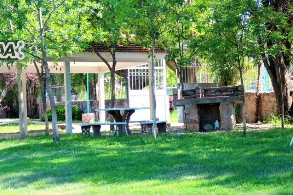 CASA PARA 10 PERSONAS CON GRAN PARQUE. PISCINA. VISTA AL RIO