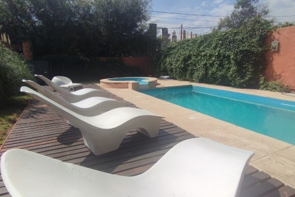 DUPLEX PARA 2 A 6 PERSONAS CON PILETA COMPARTIDA. PARRILLA. COCHERA. EQUIPAMIENTO FULL