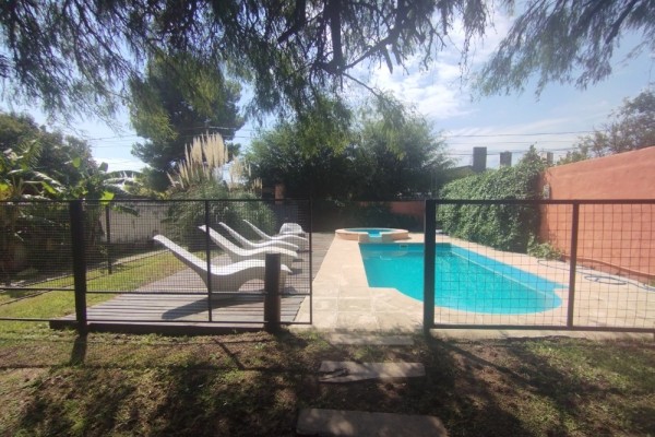 DUPLEX PARA 2 A 6 PERSONAS CON PILETA COMPARTIDA. PARRILLA. COCHERA. EQUIPAMIENTO FULL