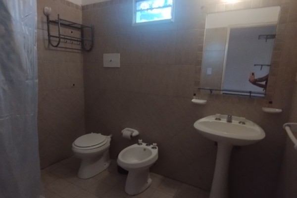 CABAÑA 5: 1 DORMITORIO CON COCHERA Y PARRILLA