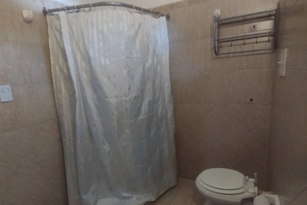 CABAÑA 5: 1 DORMITORIO CON COCHERA Y PARRILLA