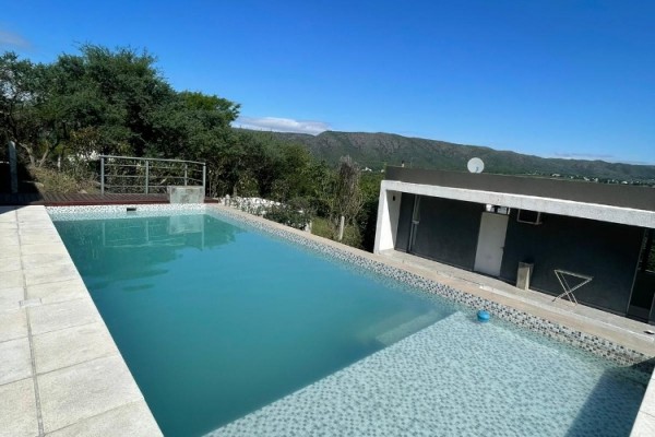 HERMOSA CASA DE CATEGORIA PARA 11 PERSONAS CON PILETA, QUINCHO, VISTA 