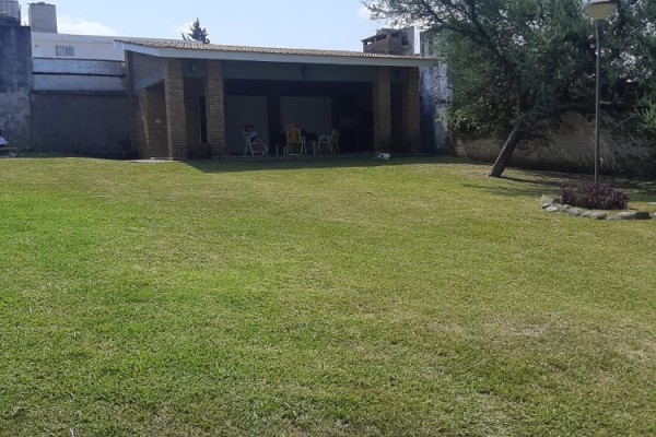 CASA CON PARQUE Y PILETA PARA 5 PERSONAS