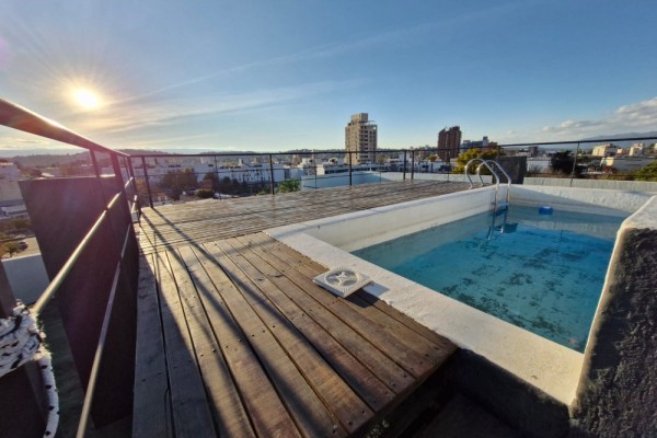 DEPARTAMENTO CENTRICO - UN DORMITORIO CON BALCON-PISCINA-COCHERA