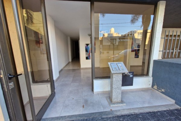 DEPARTAMENTO CENTRICO - UN DORMITORIO CON BALCON-PISCINA-COCHERA