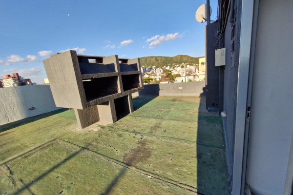 DEPARTAMENTO CENTRICO - UN DORMITORIO CON BALCON-PISCINA-COCHERA