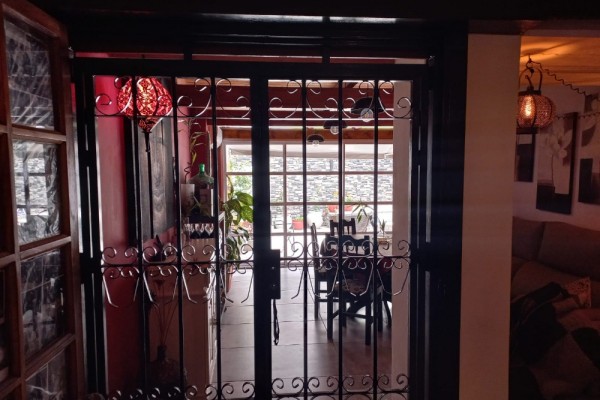 DEPARTAMENTO CENTRICO. UN DORMITORIO. PATIO Y PISCINA PROPIOS