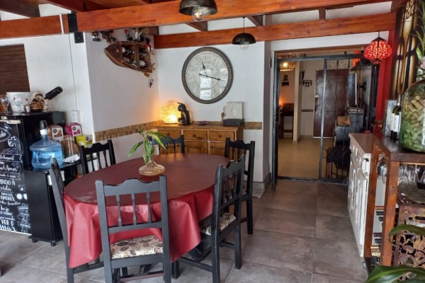 DEPARTAMENTO CENTRICO. UN DORMITORIO. PATIO Y PISCINA PROPIOS