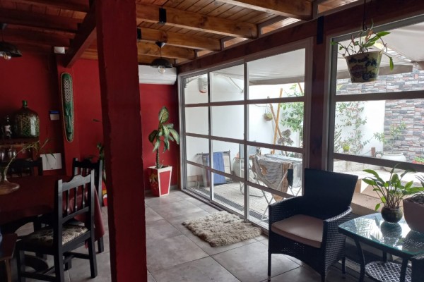 DEPARTAMENTO CENTRICO. UN DORMITORIO. PATIO Y PISCINA PROPIOS