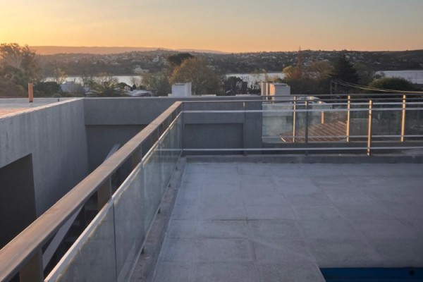 DEPARTAMENTO DE CATEGORIA EN COMPLEJO. PISCINA. QUINCHO. COCHERAS