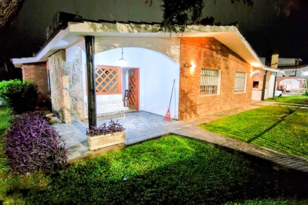 CASA PARA 8 PERSONAS CON PARQUE-QUINCHO-PILETA