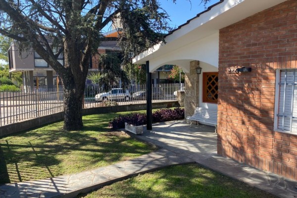 CASA PARA 8 PERSONAS CON PARQUE-QUINCHO-PILETA