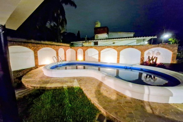 CASA PARA 8 PERSONAS CON PARQUE-QUINCHO-PILETA