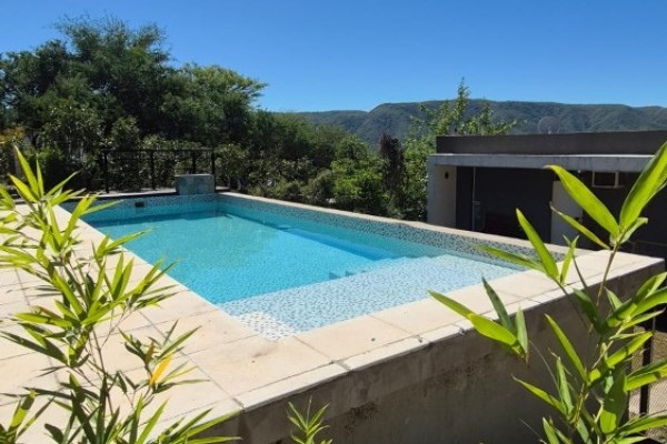 HERMOSA CASA DE CATEGORIA PARA 11 PERSONAS CON PILETA, QUINCHO, VISTA 