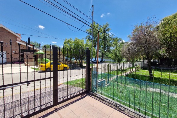 DEPARTAMENTO FRENTE AL LAGO CON PATIO. ASADOR. COCHERA