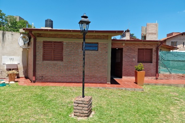 DEPARTAMENTO FRENTE AL LAGO CON PATIO. ASADOR. COCHERA