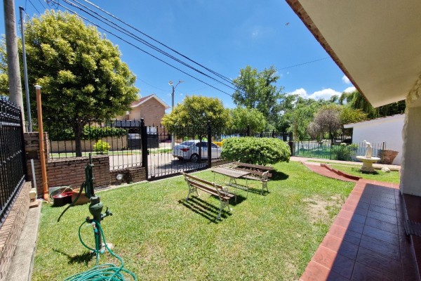 DEPARTAMENTO FRENTE AL LAGO CON PATIO. ASADOR. COCHERA