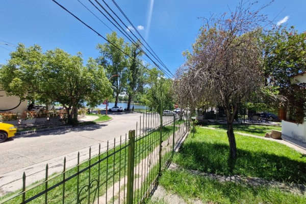 DEPARTAMENTO FRENTE AL LAGO CON PATIO. ASADOR. COCHERA