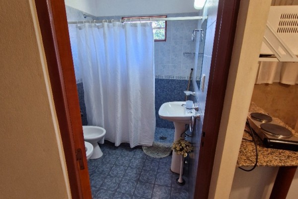 DEPARTAMENTO FRENTE AL LAGO CON PATIO. ASADOR. COCHERA