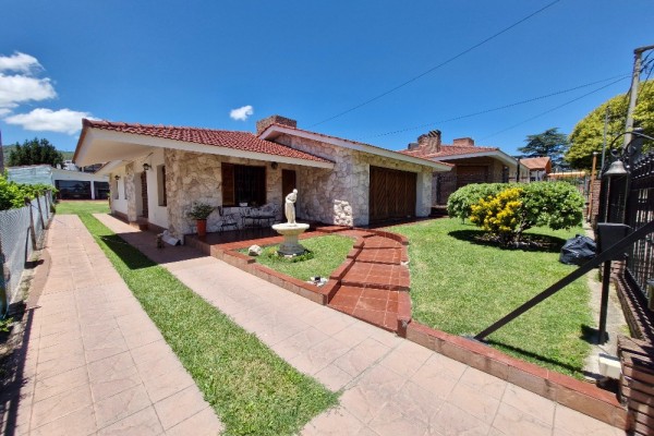 DEPARTAMENTO FRENTE AL LAGO CON PATIO. ASADOR. COCHERA