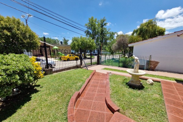 DEPARTAMENTO FRENTE AL LAGO CON PATIO. ASADOR. COCHERA