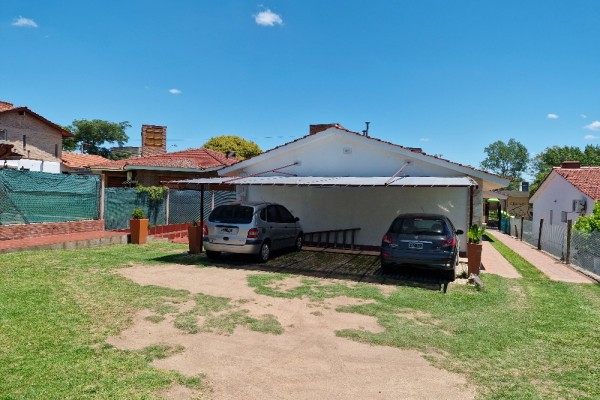 DEPARTAMENTO FRENTE AL LAGO CON PATIO. ASADOR. COCHERA