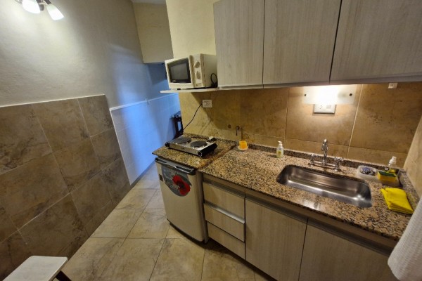 DEPARTAMENTO FRENTE AL LAGO CON PATIO. ASADOR. COCHERA