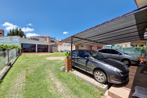 DEPARTAMENTO FRENTE AL LAGO CON PATIO. ASADOR. COCHERA