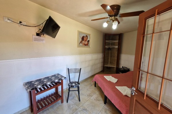 DEPARTAMENTO FRENTE AL LAGO CON PATIO. ASADOR. COCHERA