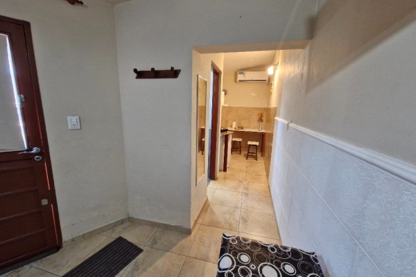 DEPARTAMENTO FRENTE AL LAGO CON PATIO. ASADOR. COCHERA