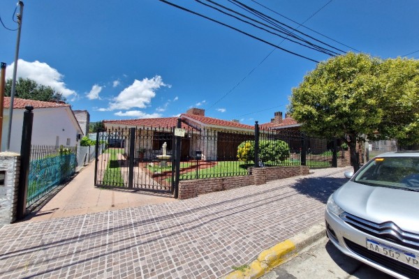 DEPARTAMENTO FRENTE AL LAGO CON PATIO. ASADOR. COCHERA