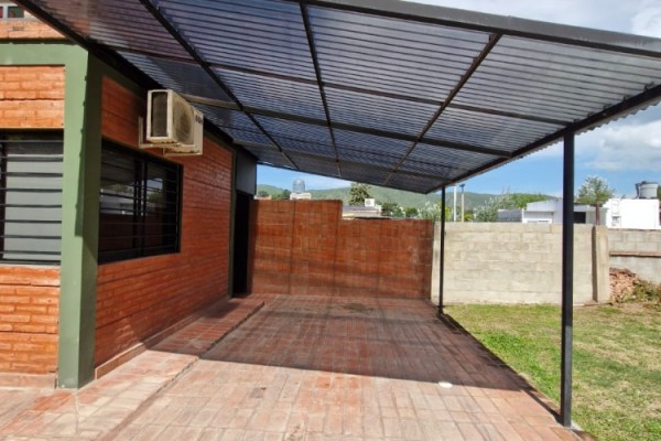 DUPLEX 1 DORMITORIO A METROS DEL RIO. COCHERA. TERRAZA. PARRILLA