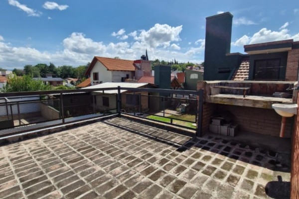 DUPLEX 1 DORMITORIO A METROS DEL RIO. COCHERA. TERRAZA. PARRILLA