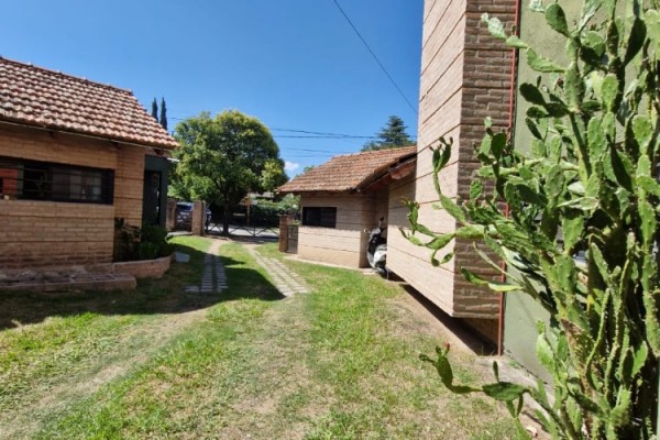 DUPLEX 1 DORMITORIO A METROS DEL RIO. COCHERA. TERRAZA. PARRILLA