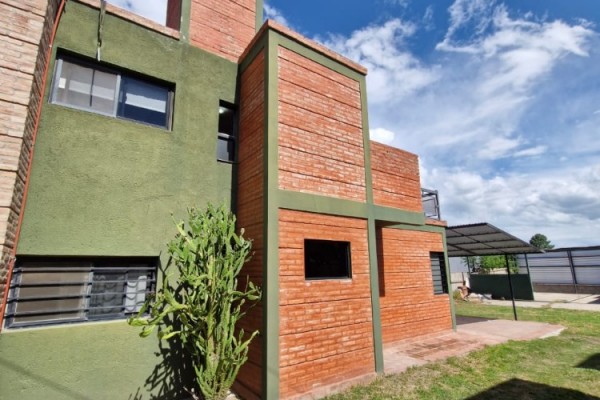 DUPLEX 1 DORMITORIO A METROS DEL RIO. COCHERA. TERRAZA. PARRILLA