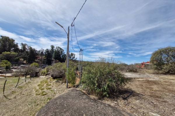LOTE DE 2200 METROS SOBRE EL RIO EN CABALANGO, HERMOSO ENTORNO NATURAL