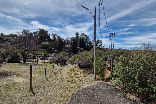 LOTE DE 2200 METROS SOBRE EL RIO EN CABALANGO, HERMOSO ENTORNO NATURAL