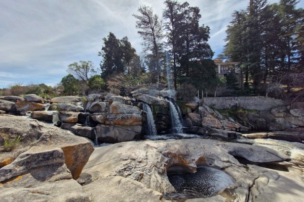 LOTE DE 2200 METROS SOBRE EL RIO EN CABALANGO, HERMOSO ENTORNO NATURAL