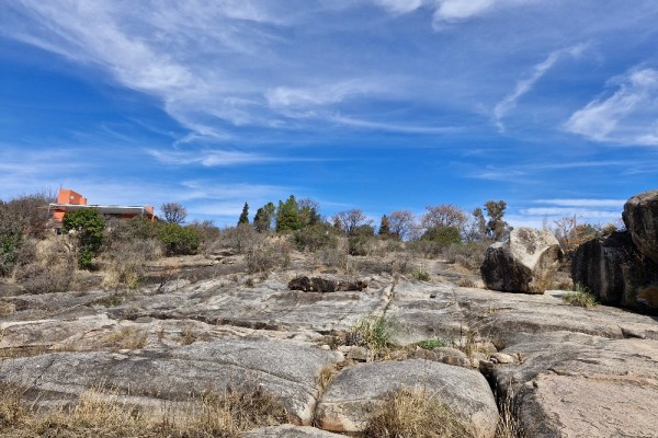 LOTE DE 2200 METROS SOBRE EL RIO EN CABALANGO, HERMOSO ENTORNO NATURAL