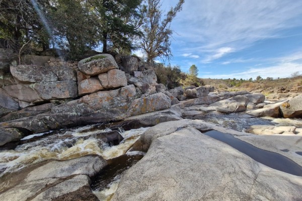 LOTE DE 2200 METROS SOBRE EL RIO EN CABALANGO, HERMOSO ENTORNO NATURAL