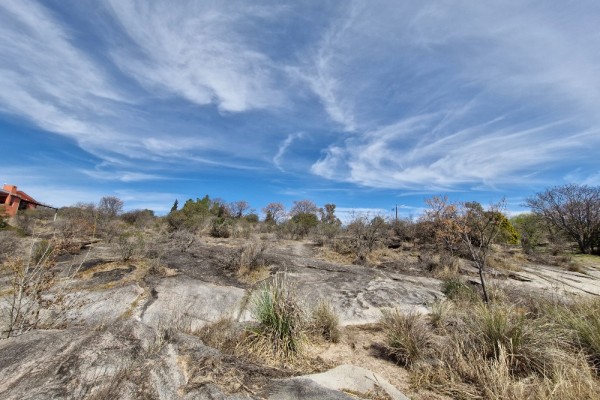 LOTE DE 2200 METROS SOBRE EL RIO EN CABALANGO, HERMOSO ENTORNO NATURAL