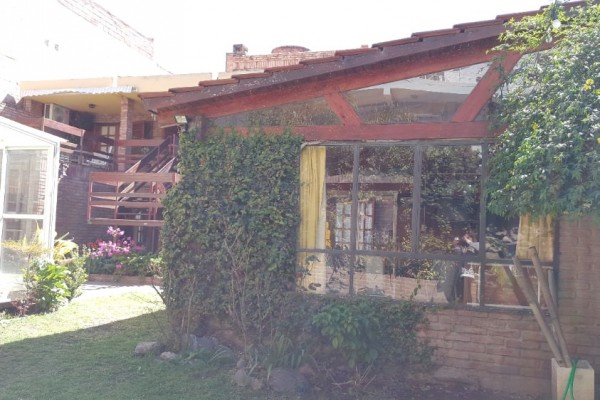 CASA PARA 10/12 PERSONAS - CENTRICA - 5 DORMITORIOS - PILETA CERRADA - QUINCHO - EQUIPAMIENTO FULL