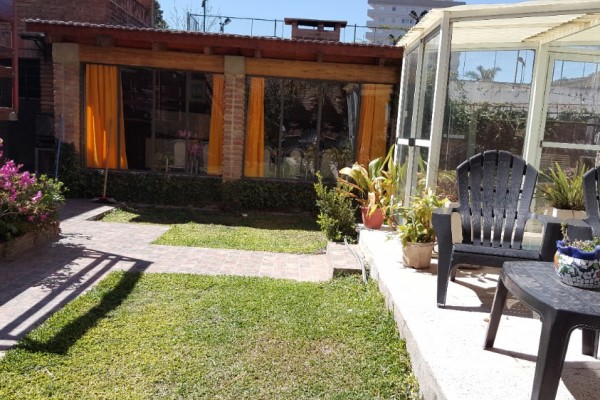 CASA PARA 10/12 PERSONAS - CENTRICA - 5 DORMITORIOS - PILETA CERRADA - QUINCHO - EQUIPAMIENTO FULL